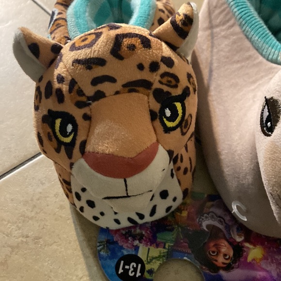 Disney Encanto plush slippers - Picture 9 of 12